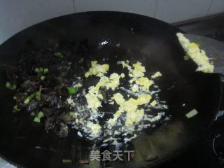 木耳青椒炒鸡蛋的做法步骤：7