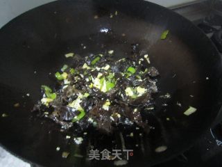 木耳青椒炒鸡蛋的做法步骤：8