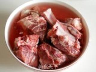 玉米排骨汤的做法步骤：1
