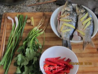 小米椒蒸鲫鱼的做法步骤：1
