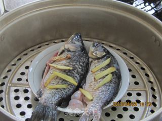 小米椒蒸鲫鱼的做法步骤：2