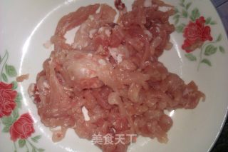 青椒嫩南瓜炒肉丝的做法步骤：1
