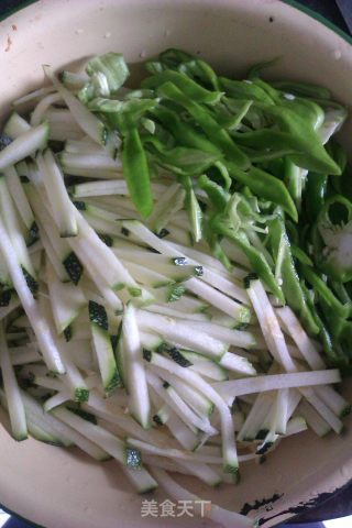 青椒嫩南瓜炒肉丝的做法步骤：2
