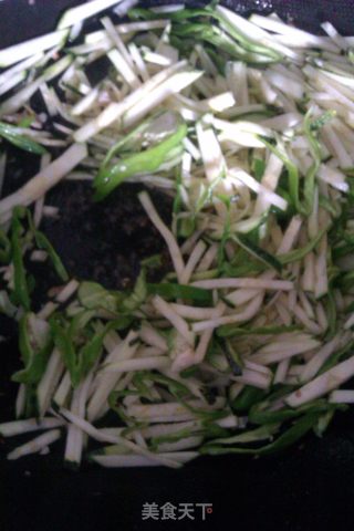 青椒嫩南瓜炒肉丝的做法步骤：4