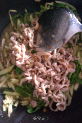 青椒嫩南瓜炒肉丝的做法步骤：5