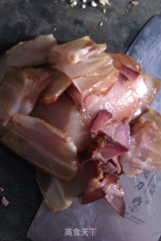 蒜苗炒腊肉的做法步骤：1