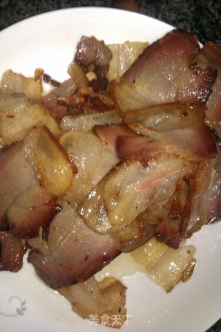 蒜苗炒腊肉的做法步骤：2
