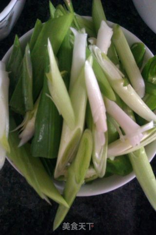 蒜苗炒腊肉的做法步骤：3