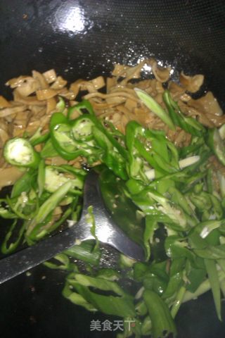 蒜苗炒腊肉的做法步骤：4