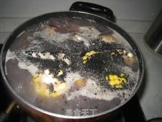 黑芝麻鲫鱼汤的做法步骤：8
