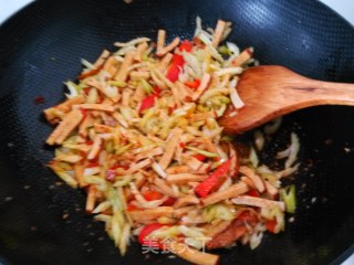 芹菜炒熏干的做法步骤：7