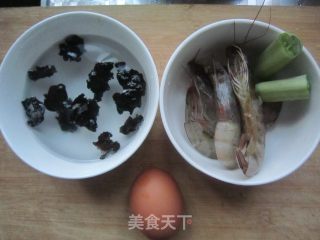【虾仁木耳炒鸡蛋】的做法步骤：1