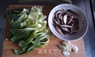 香菇炒油菜的做法步骤：1