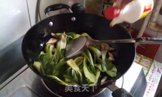 香菇炒油菜的做法步骤：3