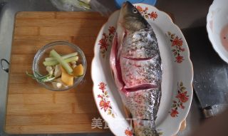 红烧鲤鱼的做法步骤：1