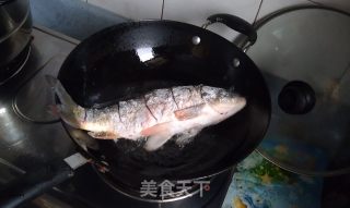 红烧鲤鱼的做法步骤：2