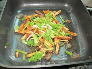 香芹香干炒腊肉的做法步骤：7