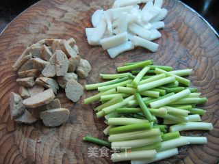 鱼丸蒜苔炒年糕的做法步骤：2