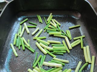 鱼丸蒜苔炒年糕的做法步骤：3