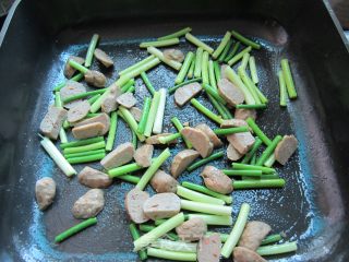 鱼丸蒜苔炒年糕的做法步骤：5