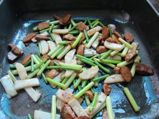 鱼丸蒜苔炒年糕的做法步骤：6