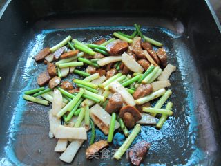 鱼丸蒜苔炒年糕的做法步骤：7