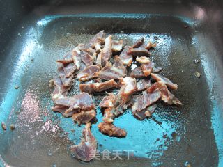 香芹榨菜炒腊肉的做法步骤：3