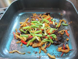 香芹榨菜炒腊肉的做法步骤：5