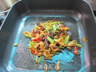 香芹榨菜炒腊肉的做法步骤：6
