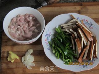 豆干小炒肉的做法步骤：2