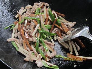 豆干小炒肉的做法步骤：6