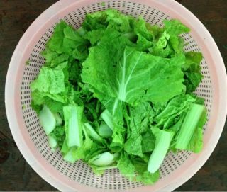 蒜香醋溜小白菜的做法步骤：1