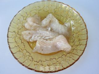 剩土司变桌上肴の【芝心土司鱼卷】的做法步骤：2
