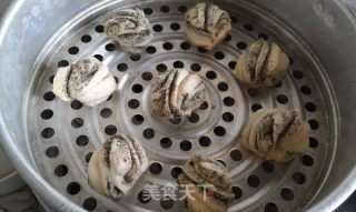 燕麦黑芝麻花卷的做法步骤：12