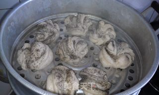 燕麦黑芝麻花卷的做法步骤：14