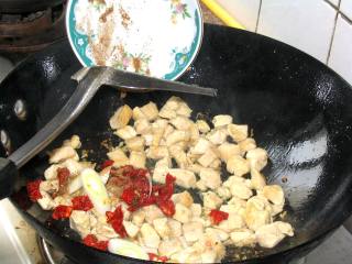 如何放心吃鸡肉~~~~~宫保鸡丁的做法步骤：6