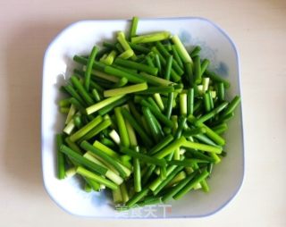 墨鱼丸炒蒜苔的做法步骤：1