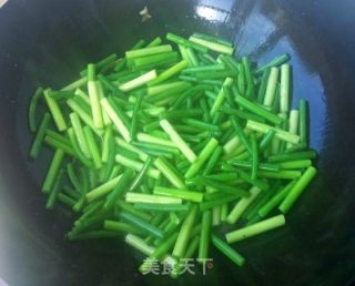 墨鱼丸炒蒜苔的做法步骤：5