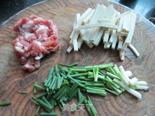 葱香瘦肉豆腐丝的做法步骤：1