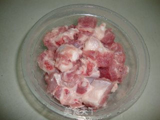 菠萝酸甜排骨的做法步骤：1