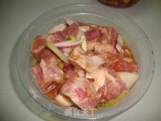 菠萝酸甜排骨的做法步骤：2