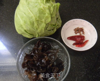 木耳拌圆白菜的做法步骤：1