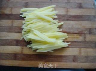 五彩土豆丝的做法步骤：1