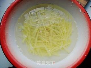 五彩土豆丝的做法步骤：2