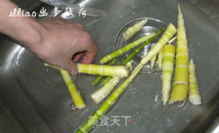 山林野味 平菇炒野笋的做法步骤：3