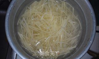 酸辣土豆丝的做法步骤：2