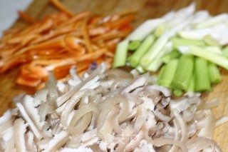 美容和下酒两全齐美的青蒜炒肉皮的做法步骤：2