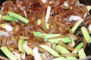 美容和下酒两全齐美的青蒜炒肉皮的做法步骤：3