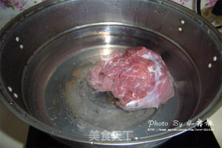 红烧牛肉面的做法步骤：1