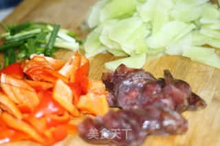 家常菜之腊肠炒青笋的做法步骤：2